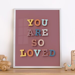 You Are So Loved, Holzbuchstabe, Inspirierend Zitat, Kinderzimmer Dekor, Kinderzimmer Poster, Spielzimmer Poster, druckbare Wandkunst, digitaler Download