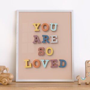 You Are So Loved, Holzbuchstabe, Inspirierend Zitat, Kinderzimmer Dekor, Kinderzimmer Poster, Spielzimmer Poster, druckbare Wandkunst, digitaler Download