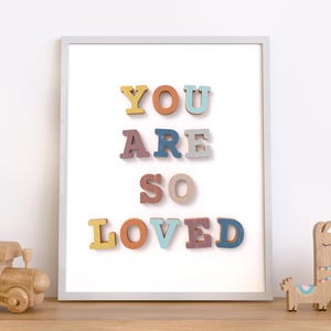 You Are So Loved, Holzbuchstabe, Inspirierend Zitat, Kinderzimmer Dekor, Kinderzimmer Poster, Spielzimmer Poster, druckbare Wandkunst, digitaler Download