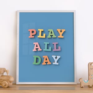Play All Day, Holzbuchstabe, Inspirierender Spruch, Kinderzimmer Dekor, Kinderzimmer Poster, Spielzimmer Poster, druckbare Wandkunst, digitaler Download