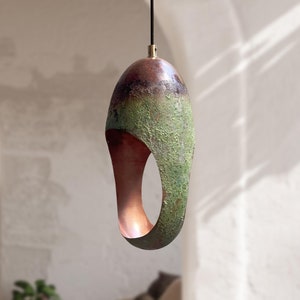 Ręcznie wykonana lampa wisząca z miedzi ciętej owalnie z wykończeniem w kolorze zielonej patyny, ręcznie wykonana oksydowana lampa w stylu wiejskim
