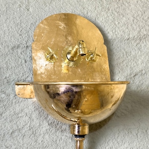 Lavabo de baño de pared de latón martillado con grifo mezclador