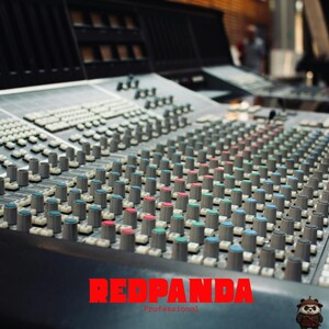 Puede incluir: Una consola de mezcla de audio profesional con numerosas perillas y deslizadores. La consola presenta una variedad de controles de colores, incluyendo rojo, verde y azul. El texto "REDPANDA Professional" se muestra en rojo en la parte inferior de la imagen.