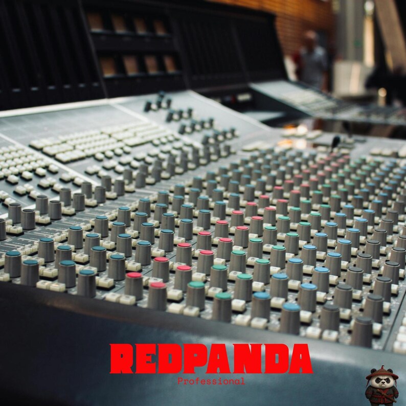 Puede incluir: Una consola de mezcla de audio profesional con numerosas perillas y deslizadores. La consola presenta una variedad de controles de colores, incluyendo rojo, verde y azul. El texto "REDPANDA Professional" se muestra en rojo en la parte inferior de la imagen.
