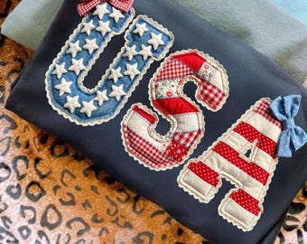 Letras dos EUA em PNG, Alfabeto Patriótico em Patchwork, Bandeira Americana, Design Retrô para Camiseta por Sublimação (Download Digital)