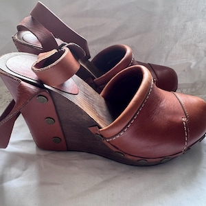 See By Chloé Wood Wedge Clogs | Y2K Tan Leather Ankle Strap | Brass Studs | Size 6.5-7 | Boho Designer Vintage | 2000s Wedge Sandal