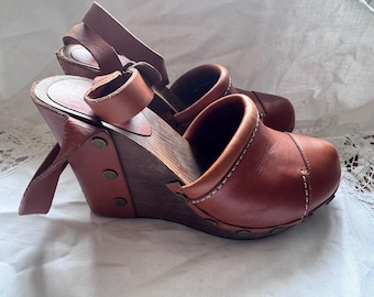 Zuecos de cuña de madera See By Chloé / Correa de tobillo de cuero color camel estilo Y2K / Tachuelas de latón / Talla 6.5-7 / Diseño bohemio vintage / Sandalia de cuña de los años 2000
