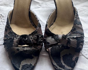 Czarne, koronkowe klapki na obcasie typu „kaczuszek” Gucci w stylu vintage | Metaliczna kokarda z motywem kwiatowym | Szpiczaste klapki | Rozmiar 7 | Buty włoskiego projektanta | Gucci Y2K