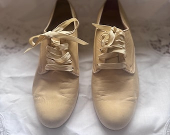 Zapatos planos Oxford de piel italiana de los años 70 / Cordones de cinta grosgrain color crema marfil / Punta cuadrada / Talla 6 / Zapatos vintage de los años 70 / Sin etiqueta Italia