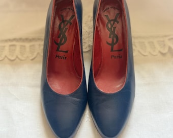 Vintage YSL marineblauwe leren pumps | Yves Saint Laurent Parijs jaren 80 | Rode binnenzool | Ronde neus | Maat 8 | Gemaakt in Italië | Designerhak
