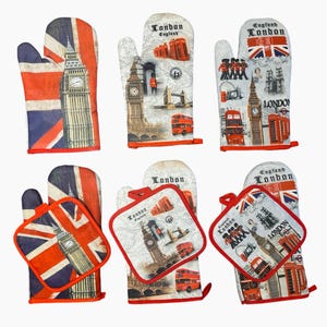 Op de afbeelding: Set van zes ovenwantjes en pannenlappen met een Londens thema. De ovenwantjes en pannenlappen zijn wit met rode bies en hebben een rood-wit-blauw Union Jack-patroon. De ovenwantjes hebben een rood-wit-blauw Union Jack-patroon met een rood-wit-blauwe Londense bus, Big Ben en andere Londense bezienswaardigheden. De pannenlappen hebben een rood-wit-blauw Union Jack-patroon met een rood-wit-blauwe Londense bus, Big Ben en andere Londense bezienswaardigheden.