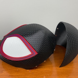 Miles Morales Spiderverse Magnetic Cosplay Mask with Display Stand bild 4