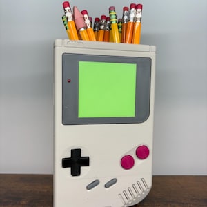 Retro Handheld Console Pencil Holder – 3D Printed Gaming Desk Organizer Retro Grey