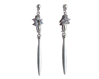 CALARCÁ long leaf shaped earrings with gray beads