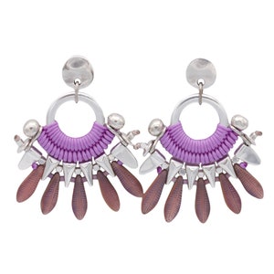 SANDONÁ pendientes lilas estilo boho, pendientes florales violeta, pendientes con plumas de cristal