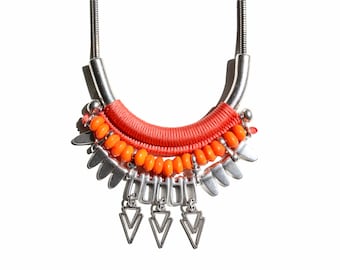 ANDES collar plateado y naranja, decorado con hilo tejido, cuentas de cristal y colgantes