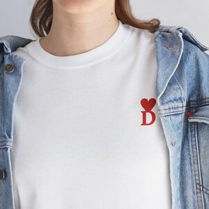 Camiseta com letra D e coração, unissex, branca, de algodão, com estampa minimalista, presente para ela ou para ele, camiseta com inicial personalizada, estilo casual de verão