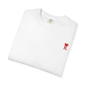 Camiseta com a letra K do coração - Camiseta inicial personalizada - Camisa de algodão unissex minimalista - Presente personalizado para ela ou ele - Camiseta com estampa do alfabeto