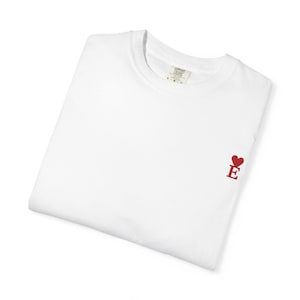 Camiseta com a inicial "E" do coração - Camiseta personalizada com letra para mulheres e homens - Camisa branca de algodão unissex - Presente gráfico minimalista - Blusa casual de verão