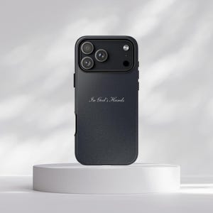 In Gottes Hand Handyhülle | Robuste Hülle, minimalistische Schrift, religiös