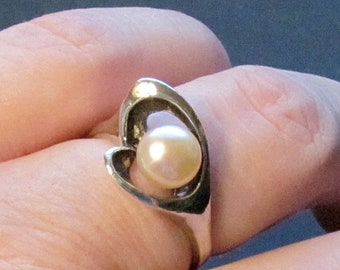 Blush Pearl Solitaire Ring ~ 7mm Pinkish-White Freshwater Pearl ~ Freeform Heart Sterling Silver Solitaire Ring - Size 8