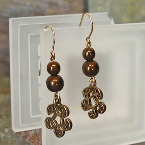 Pendientes: Perlas de vidrio con un encanto de nudo celta de bronce ~ 14Kt Gold-filled francés gancho pendientes