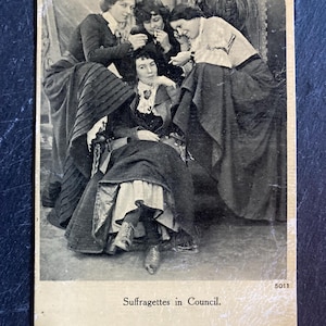 Cartão postal das sufragistas. Original antigo, sem uso. ‘Sufragistas em conselho’