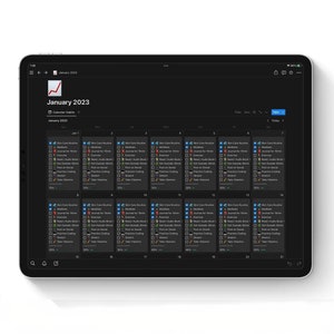 K&ouml;nnte beinhalten: Eine digitale Kalender-App auf einem Tablet-Bildschirm zeigt eine Monatsansicht von Januar 2023. Der Kalender zeigt t&auml;gliche Aufgaben und Gewohnheiten, darunter Hautpflege-Routine, Meditation, Tagebuch schreiben, Sport treiben, Lesen und Programmieren. Die App verfolgt den Fortschritt mit H&auml;kchen und Prozentangaben.