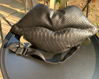 lips fanny pack