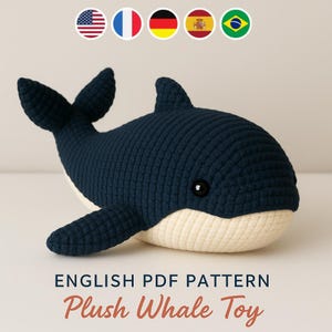 Op de afbeelding: Een handgemaakt walvisknuffelspeelgoed in marineblauw en crème. De walvis heeft een afgerond lichaam, vinnen en een staart. De tekst "ENGLISH PDF PATTERN" en "Plush Whale Toy" worden hieronder weergegeven.