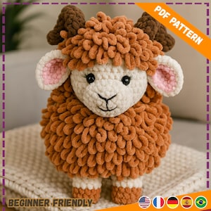 Puede incluir: Una oveja de ganchillo hecha a mano con lana rizada marrón, cuernos marrones y cara y patas blancas. La oveja tiene orejas internas rosas y ojos negros. El texto en la imagen dice "PDF PATTERN" y "BEGINNER FRIENDLY".
