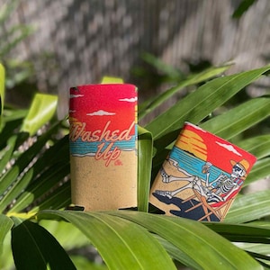 Washed Sunset Koozie - Skully Dosenkühler von Washed Up Co, Tropischer Sonnenuntergang Getränkehalter, Island Vibe Beer Sleeve