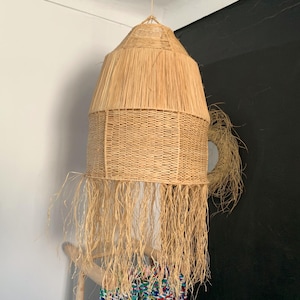 Handgemaakte raffia hanglamp: Marokkaanse geweven lampenkap