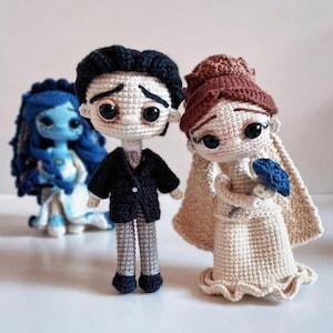 Puede incluir: Mu&ntilde;ecos de ganchillo de personajes de una pel&iacute;cula de animaci&oacute;n stop-motion. Los mu&ntilde;ecos incluyen un novio con chaqueta negra y pantal&oacute;n gris, una novia con vestido y velo color crema, y un personaje azul con pelo azul y vestido blanco.
