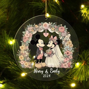 Personalisierte Mickey und Minnie Paar Verzierung, Disney Braut und Bräutigam Andenken, Blumenhochzeitsverzierung, unsere erste Weihnachtsverzierung 2024