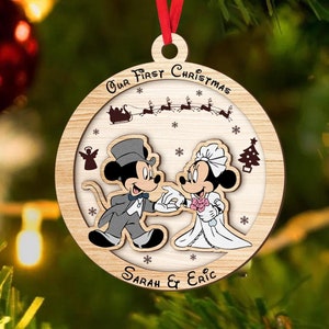 Unser erstes Weihnachten Ornament 2024, Custom Mickey Minnie Married Ornament, Mr und Mrs Andenken, Hochzeitsornament, 2-lagiges Holzornament