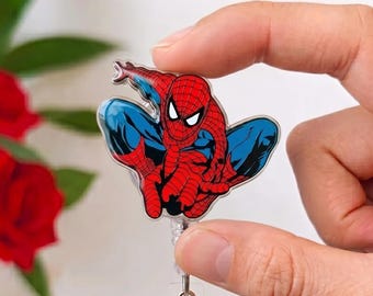 Porta-crachá retrátil do Homem-Aranha de corpo inteiro, super-herói agachado, clipe de acrílico para crachá, presente para enfermeiros e médicos, cordão fofo para escritório