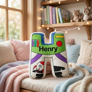 Almofada personalizada com o alfabeto de Toy Story, Woody, Buzz Lightyear e Jessie Rex - Presente para crianças. Almofada com nome de Toy Story, pelúcia personalizada de personagem para crianças. imagem 7