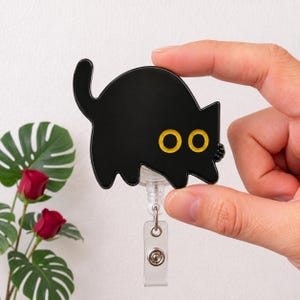 Divertente porta badge a forma di gatto nero, spettrale porta badge per Halloween, porta badge retrattile per infermieri, regalo per tecnici veterinari, targhetta con nome carina