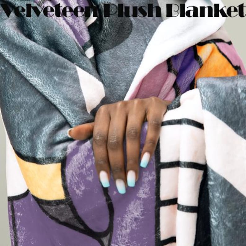 Puede incluir: Manta de felpa de terciopelo con un dise&ntilde;o geom&eacute;trico en tonos grises, morados, blancos y naranjas. La manta tiene una textura suave y afelpada y est&aacute; doblada, mostrando el patr&oacute;n. El texto "Velveteen Plush Blanket" est&aacute; en la parte superior.