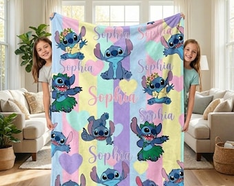 Gestikte deken met aangepaste naam, schattige blauwe alien plaid met pastelkleurige harten, kawaii kindercadeau, kleurrijke cartoon slaapkamerdecor