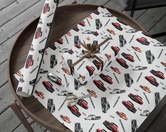 Könnte beinhalten: Weißes Geschenkpapier mit einem sich wiederholenden Muster aus klassischen Autos in Rot, Schwarz und Weiß. Eine verpackte Geschenkbox mit braunem Band, eine Papierrolle und ein Blatt Papier liegen auf einem Holztisch. Der Text "SOUPRESCOM" ist sichtbar.