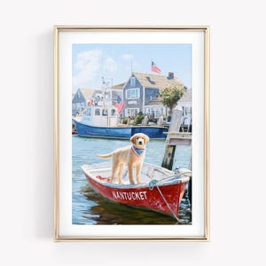 Peut inclure: Une impression encadrée d'une scène côtière avec un chiot golden retriever dans un bateau rouge avec le mot "NANTUCKET" sur le côté. L'arrière-plan montre un port avec des bateaux et des bâtiments, et un ciel bleu.
