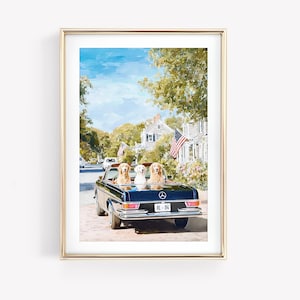 Pode incluir: Uma impressão emoldurada de um carro conversível preto vintage com três cães no banco de trás. Os cães são dourados e brancos. O fundo mostra uma rua com casas, árvores e bandeiras americanas.