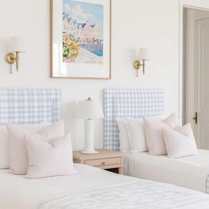 Lámina de acuarela de estilo preppy con temática de pueblo costero: Pintura de Bondi Beach en rosa y azul (Descarga digital) imagen 3