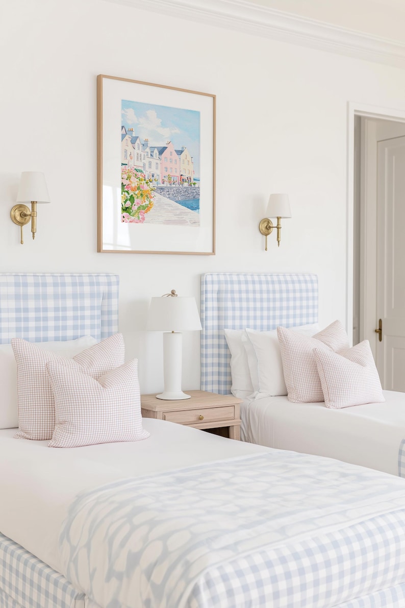 Lámina de acuarela de estilo preppy con temática de pueblo costero: Pintura de Bondi Beach en rosa y azul (Descarga digital) imagen 3
