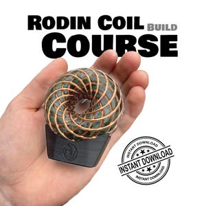 Puede incluir: Un Rodin Coil, un objeto esférico con un núcleo verde y una rejilla de alambre de cobre, se asienta sobre una base negra. El texto "RODIN COIL BUILD COURSE" está encima del objeto. Un sello circular dice "INSTANT DOWNLOAD".