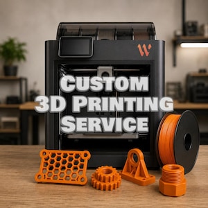 Puede incluir: Una impresora 3D negra con pantalla digital y logotipo naranja, acompañada de piezas impresas en 3D de color naranja, incluyendo una placa de panal, engranajes, un soporte, una tuerca roscada y una bobina de filamento naranja. El texto dice CUSTOM 3D PRINTING SERVICE.