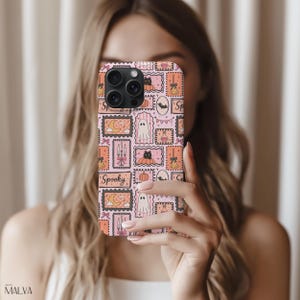 Puede incluir: Una funda de smartphone de color rosa claro con un patr&oacute;n repetitivo de iconos de Halloween en marcos rectangulares, que incluye fantasmas, gatos negros en calabazas, lunas crecientes, velas y escobas, con la palabra Spooky en cursiva.