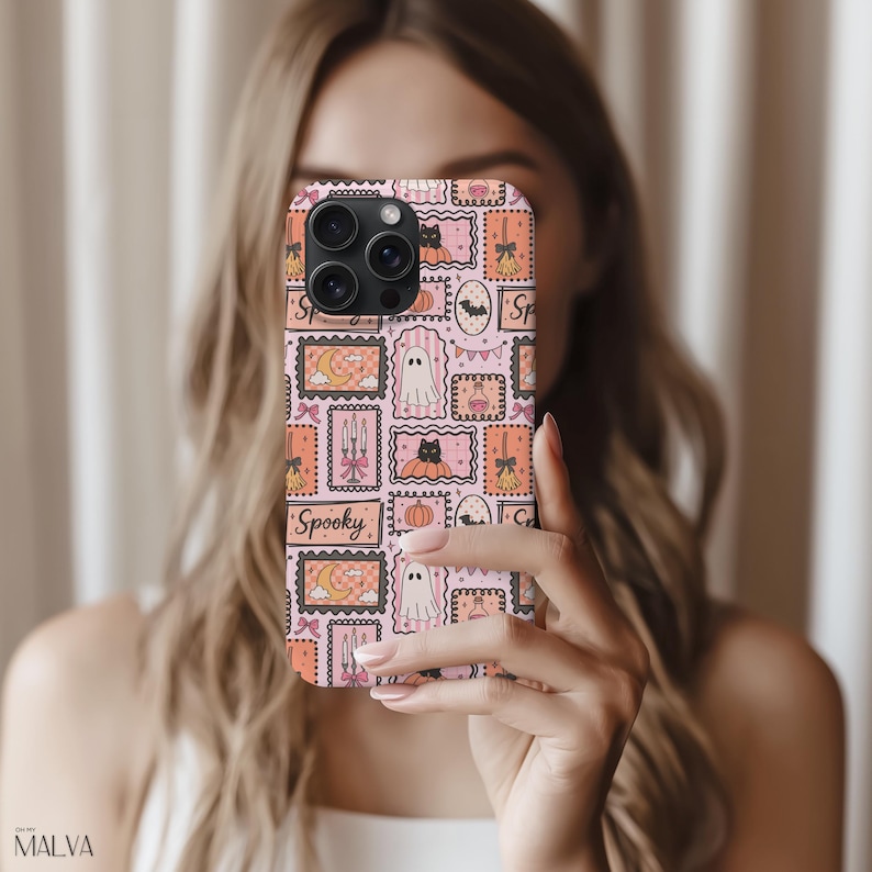 Puede incluir: Una funda de smartphone de color rosa claro con un patr&oacute;n repetitivo de iconos de Halloween en marcos rectangulares, que incluye fantasmas, gatos negros en calabazas, lunas crecientes, velas y escobas, con la palabra Spooky en cursiva.